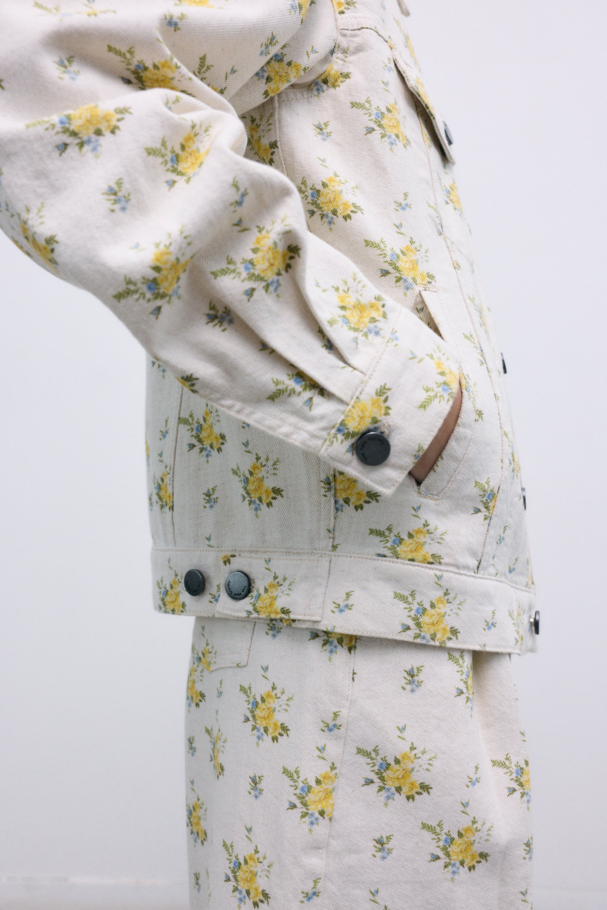 Oversized Denim Jacket in Organic Cotton
Elevate your look with this oversized denim jacket, crafted from organic cotton and linen