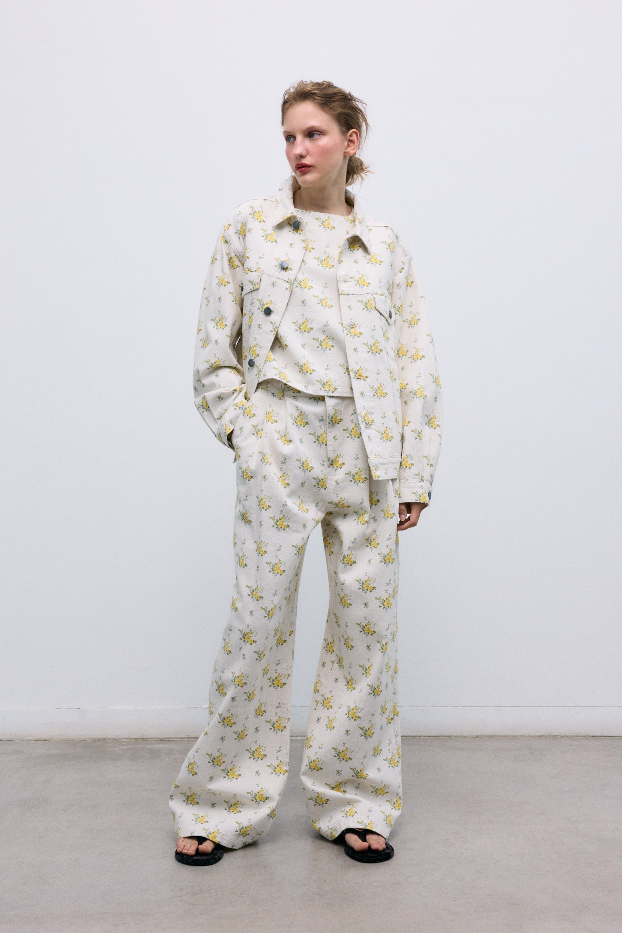 Chaqueta vaquera oversize de algodón orgánico
Eleva tu look con esta chaqueta vaquera de gran tamaño, confeccionada con algodón y lino orgánicos.