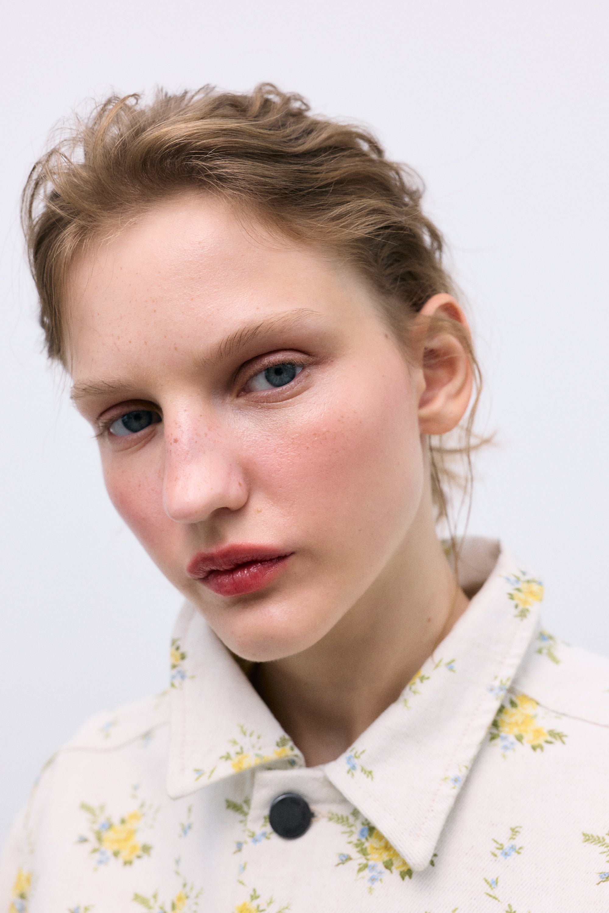 Chaqueta vaquera oversize de algodón orgánico
Eleva tu look con esta chaqueta vaquera de gran tamaño, confeccionada con algodón y lino orgánicos.