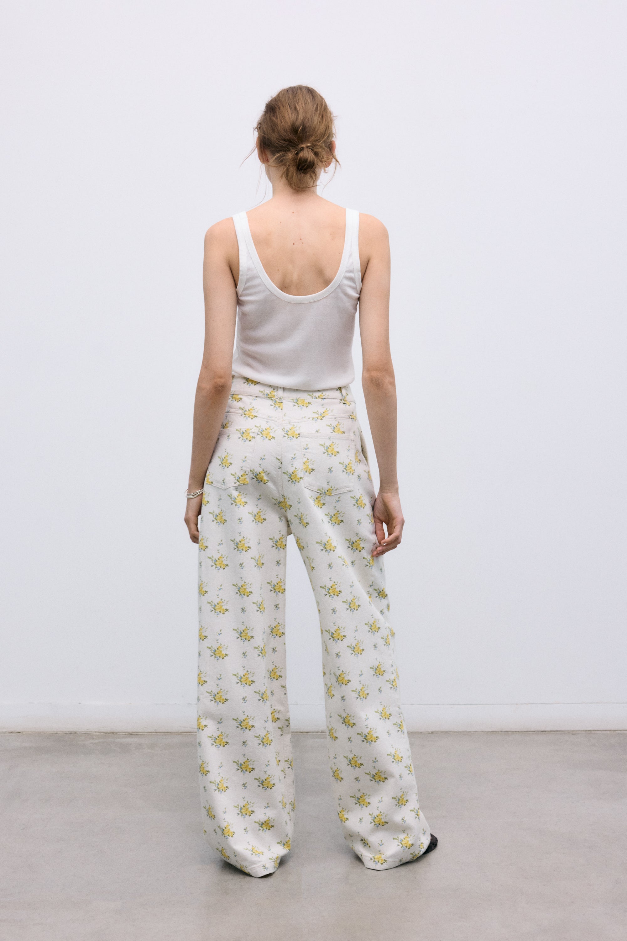 Pleated Denim Pants in Organic Cotton
Our classic pleated silhouette is reimagined in a refined organic cotton denim, featuring a beautiful floral print.