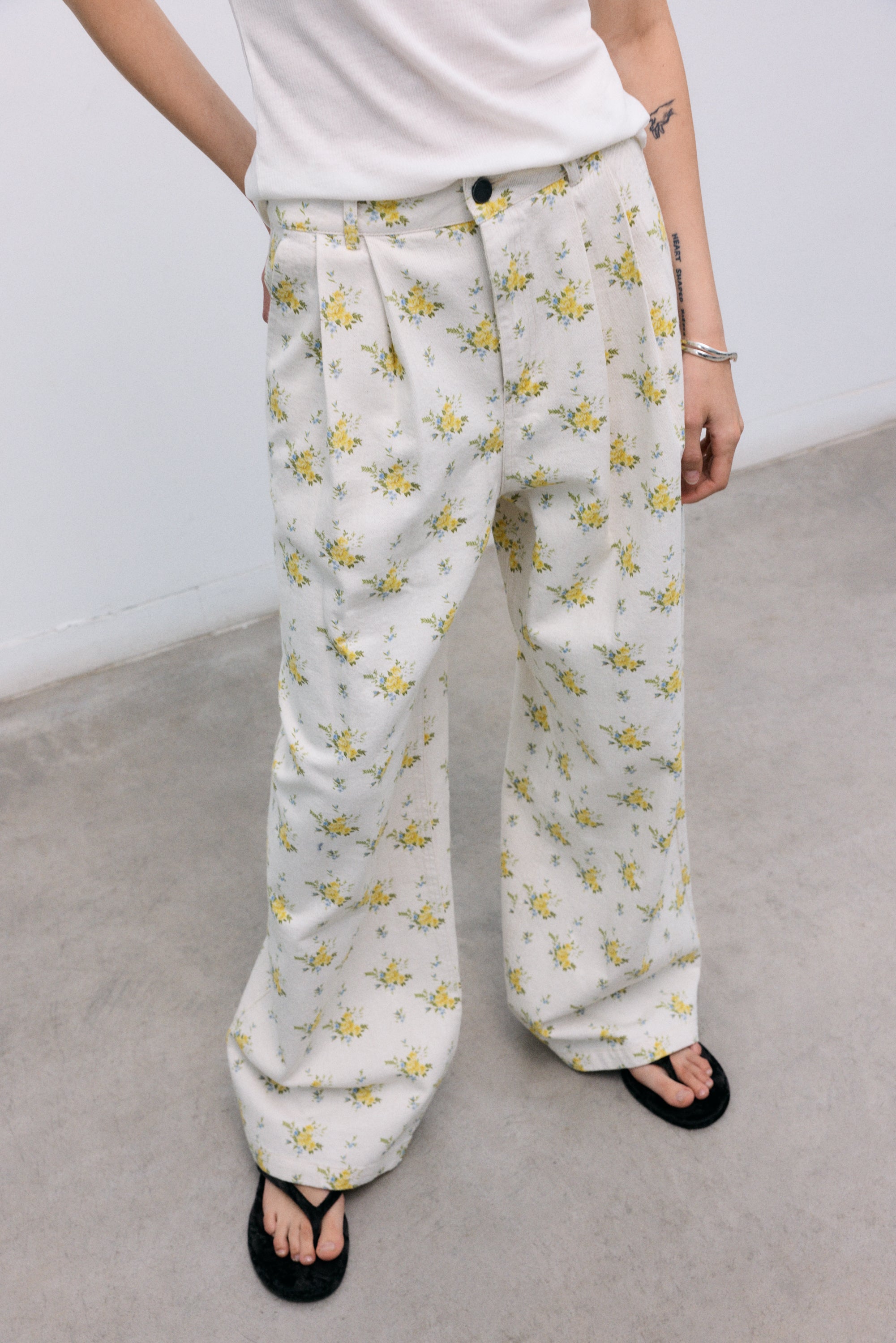 Pleated Denim Pants in Organic Cotton
Our classic pleated silhouette is reimagined in a refined organic cotton denim, featuring a beautiful floral print.