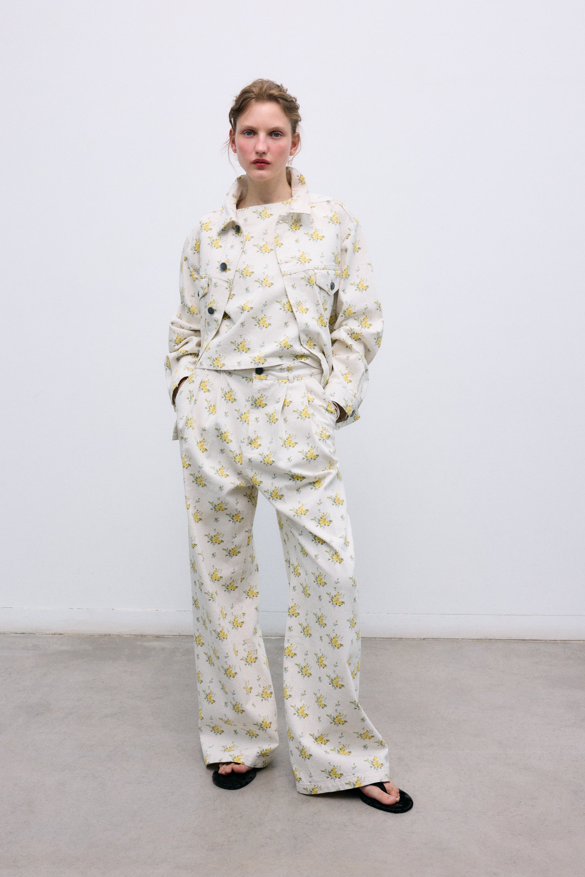 Pleated Denim Pants in Organic Cotton
Our classic pleated silhouette is reimagined in a refined organic cotton denim, featuring a beautiful floral print.