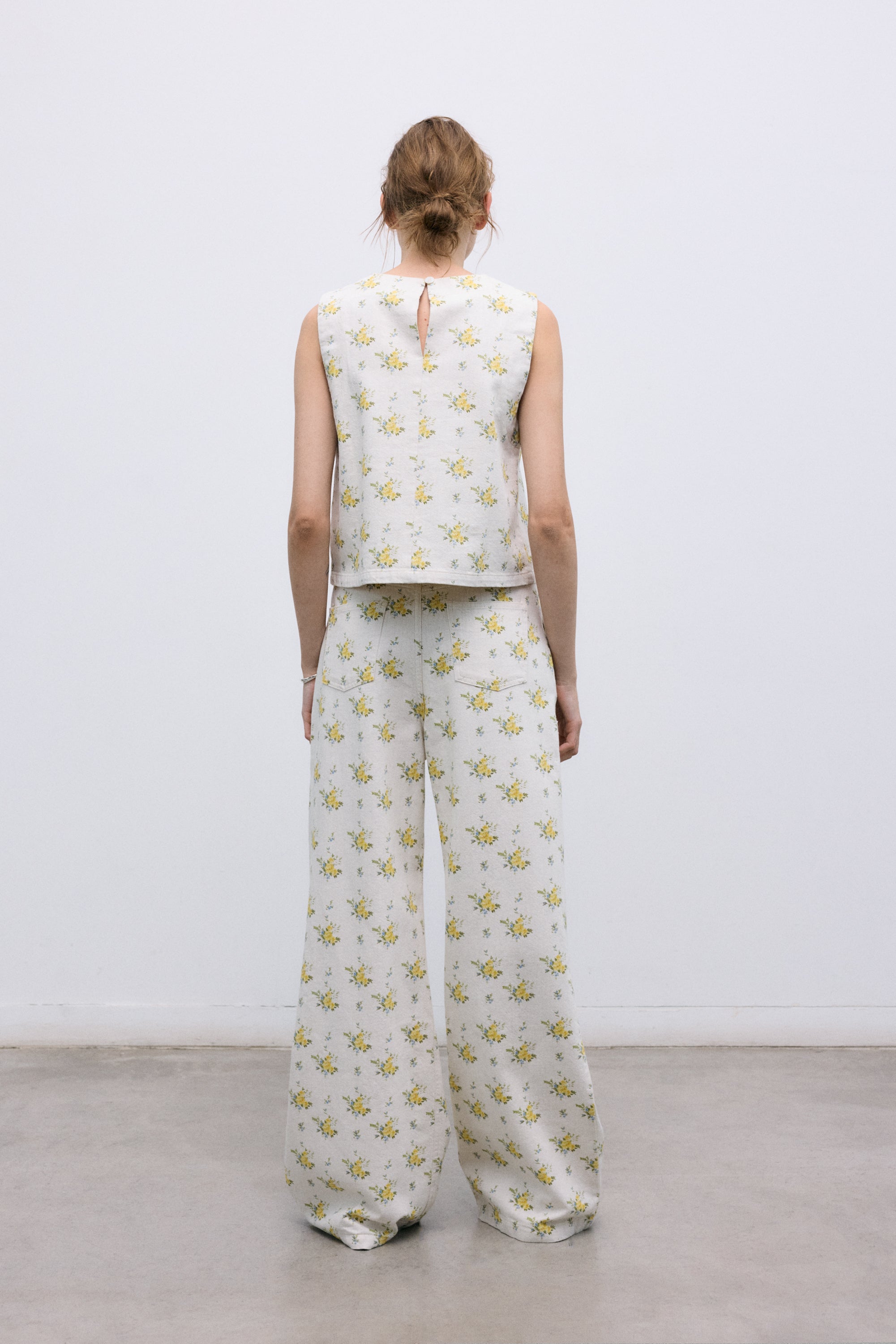 Pleated Denim Pants in Organic Cotton
Our classic pleated silhouette is reimagined in a refined organic cotton denim, featuring a beautiful floral print.