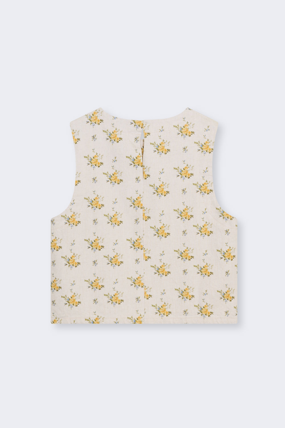 Top vaquero de algodón orgánico
Confeccionado en denim de algodón orgánico, este top presenta un hermoso estampado floral y una delicada abertura trasera con cierre de cerradura y botón.