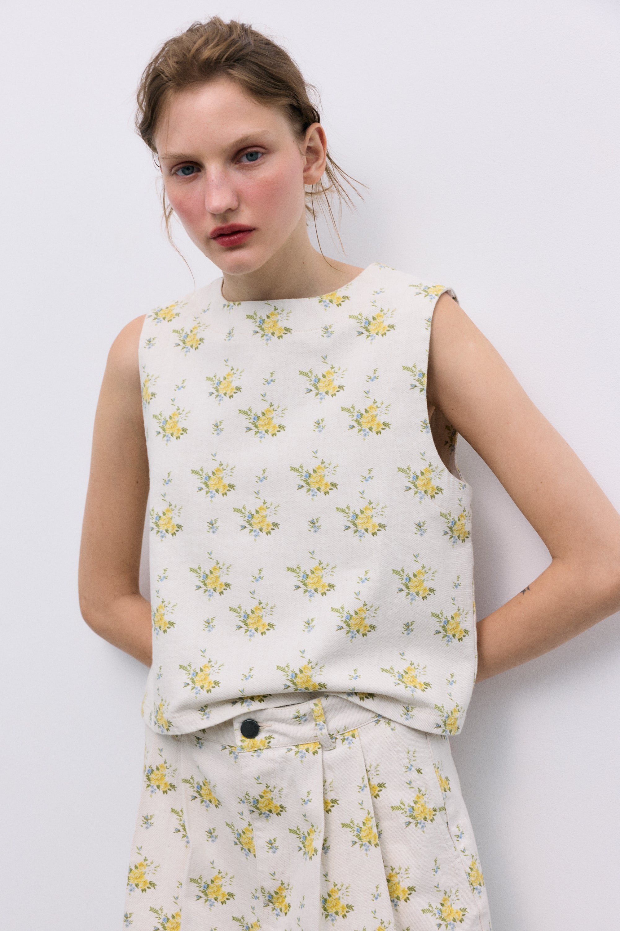 Denim Top in Organic Cotton
Crafted from organic cotton denim, this top features a beautiful floral print and a delicate back opening with a keyhole and button closure.