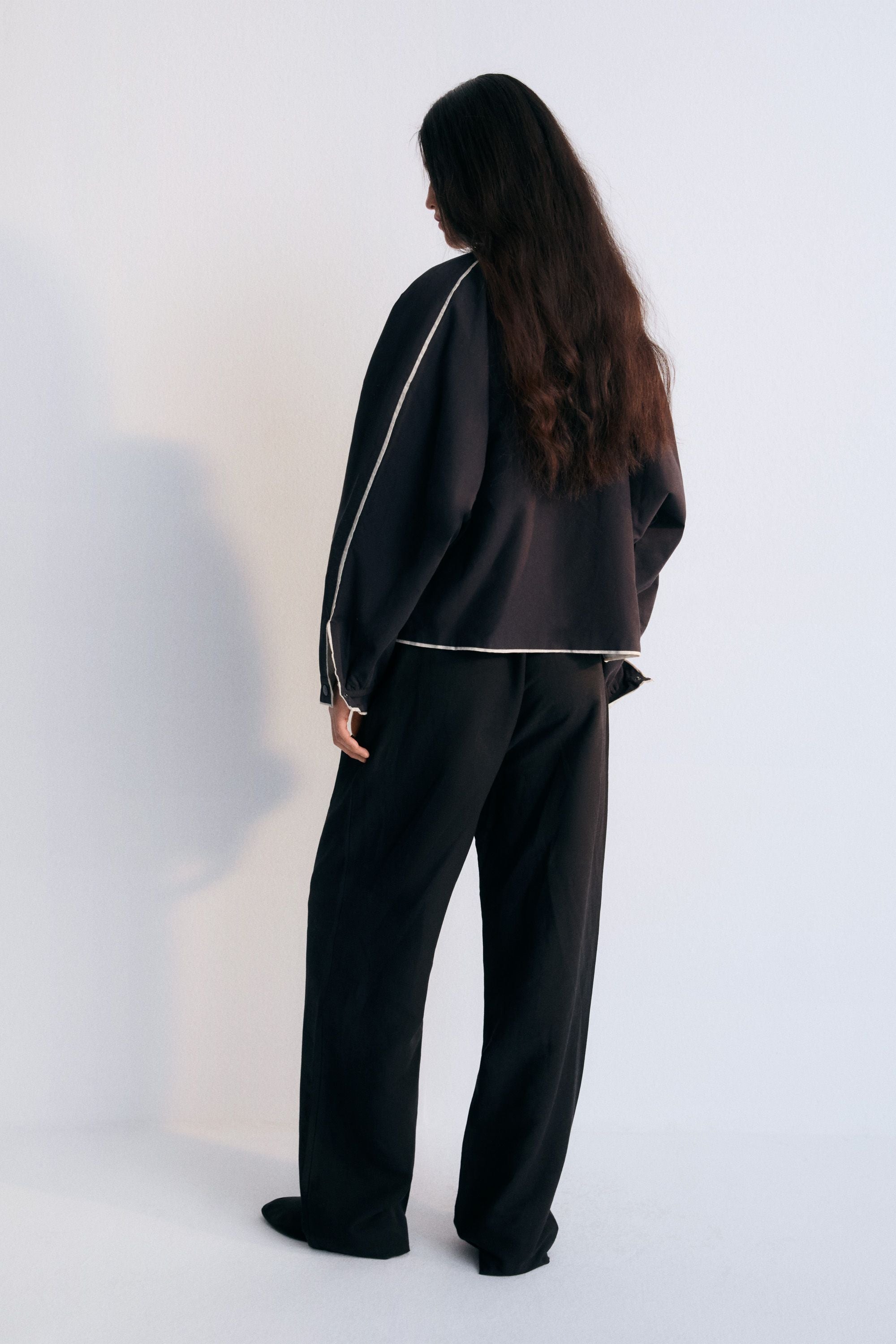 Morfeo Woman Jacket in 100% linen fabric. Jacket available in caviar and natural linen colors, reversible with side pockets, central opening, and wide lapel. Spring Summer Collection. The New Society.