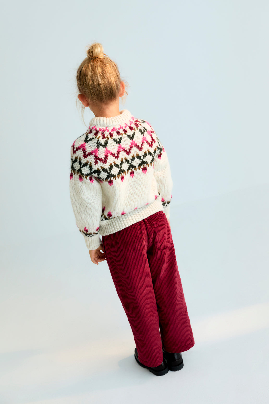 Our classic corduroy pants with a straight fit and an adjustable waistband with a tone-on-tone drawstring.