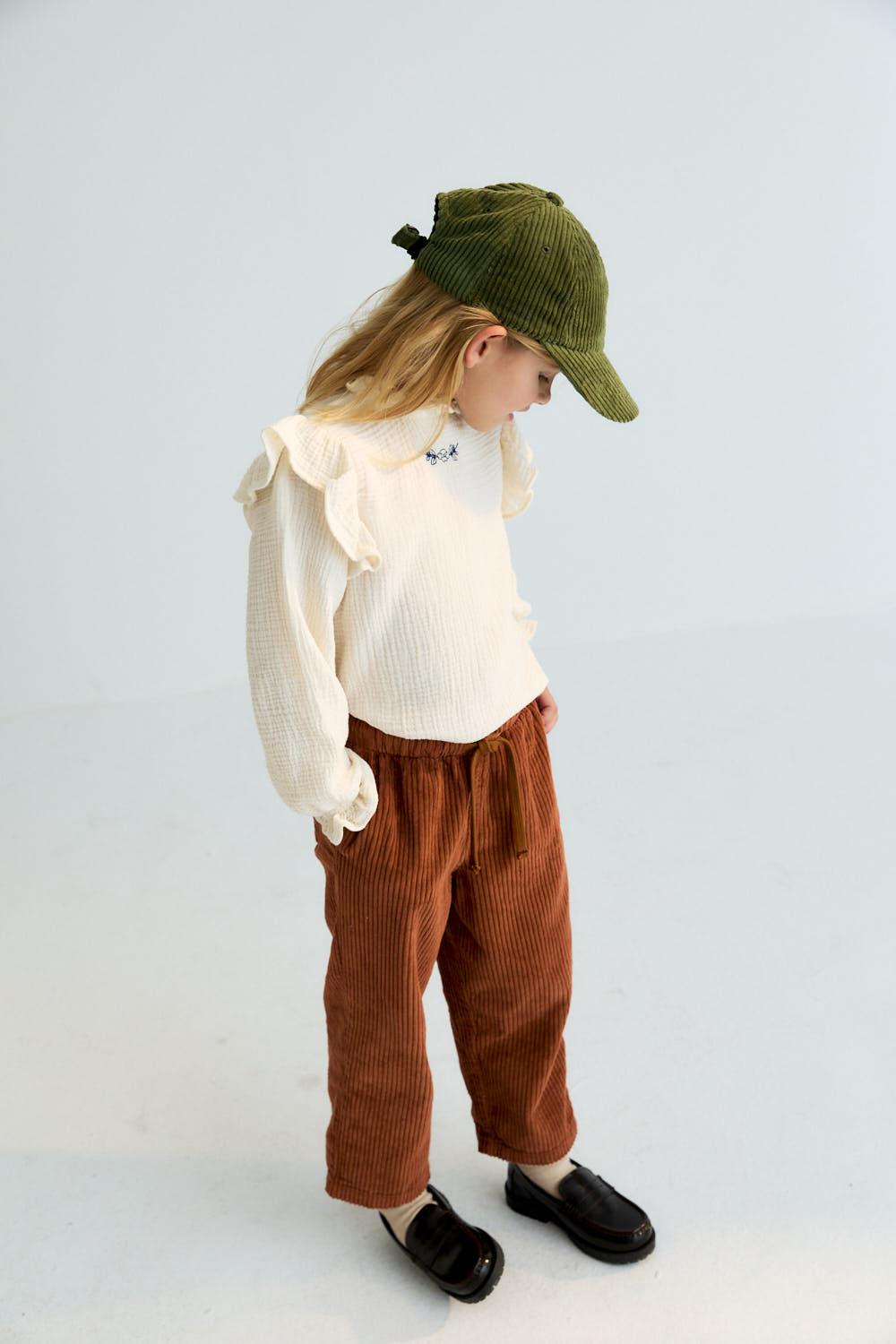 A fresh take on a classic. These corduroy pants in Astral Earth feature a straight-leg fit and an adjustable waistband with a tone-on-tone drawstring for added comfort.