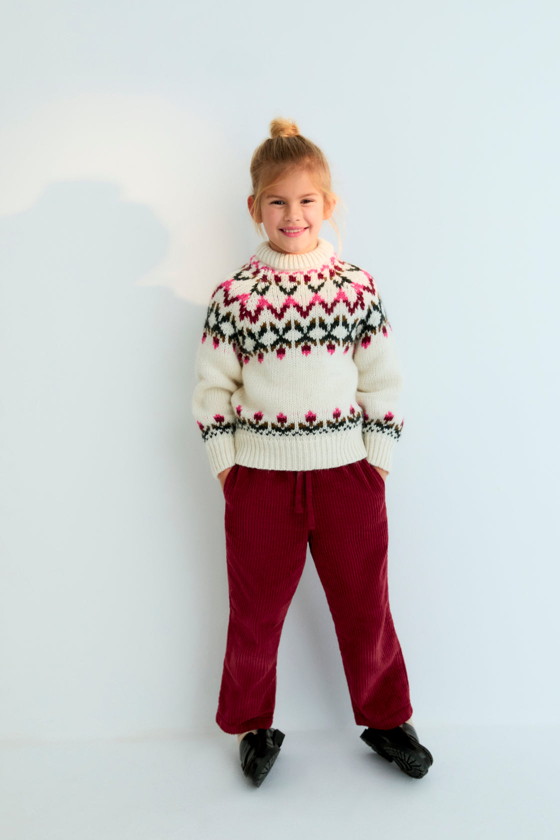 Our classic corduroy pants with a straight fit and an adjustable waistband with a tone-on-tone drawstring.