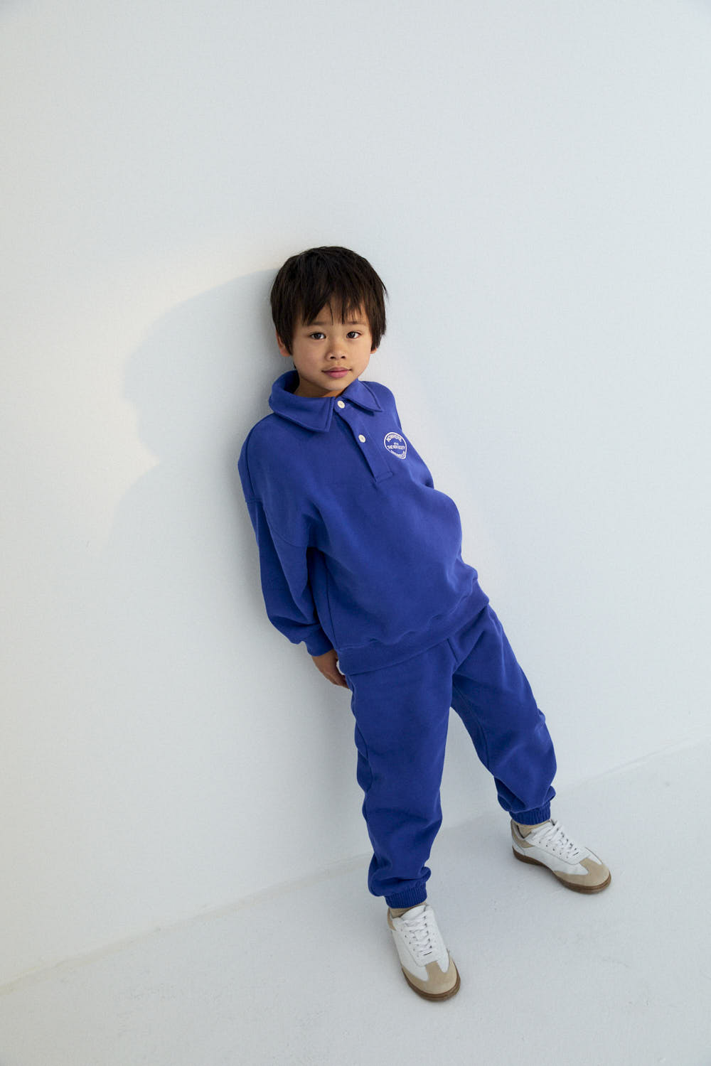 Fleece joggers brushed inside and outside with an elastic waistband and cuffs, featuring a contrasting print detail on the front side. Brushed on the inside and outside. Pair with the matching polo and t-shirt to complete the look.