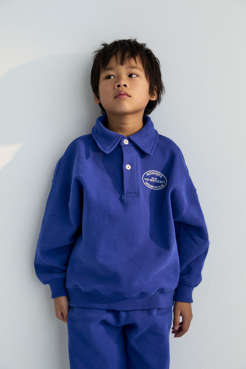 Fleece polo brushed inside and outside with a contrasting print on the front and a large print on the back. Pair with the matching t-shirt and joggers to complete the look. Brushed on the inside and outside.