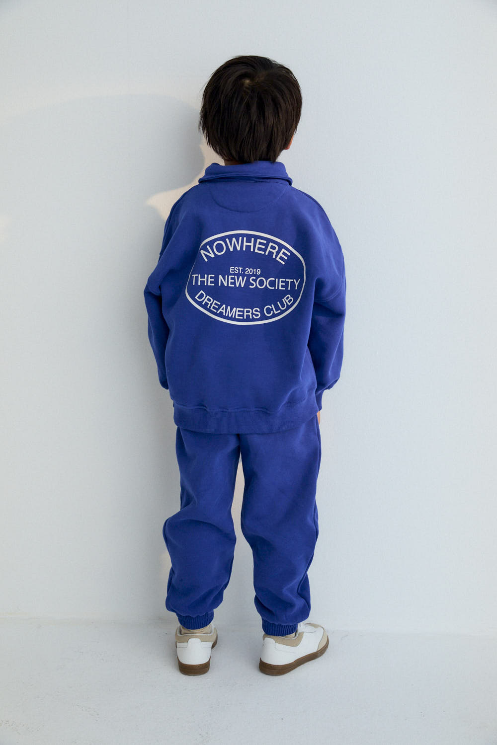 Fleece polo brushed inside and outside with a contrasting print on the front and a large print on the back. Pair with the matching t-shirt and joggers to complete the look. Brushed on the inside and outside.