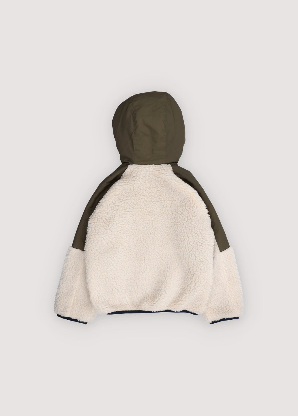 Hoodie-style outerwear with contrasting outerwear fabric. It features a front kangaroo pocket, matching zipper, and contrast embroidery on the chest. It also has a hood and piping details on the finishes.