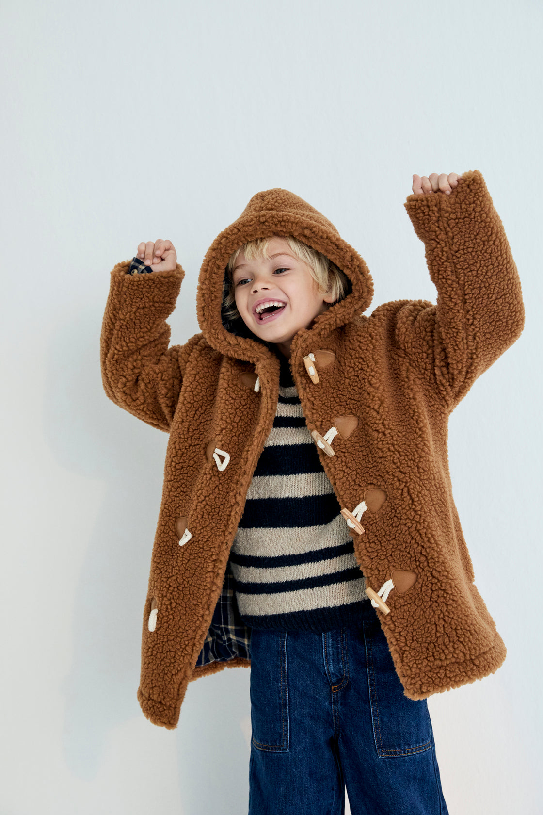 Coat with a hood and front closure with wooden toggles. It features side pockets and an interior with plaid flannel check fabric.