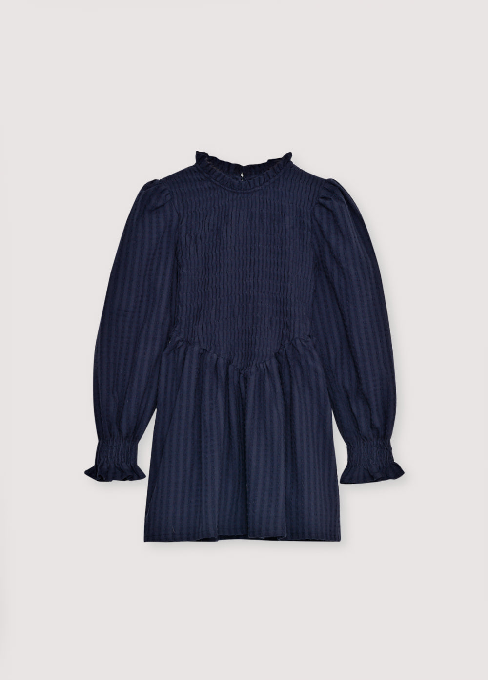 Short seersucker dress with a smocked bodice and V-shaped finish. It features puffed sleeves and a round neckline with a ruffle detail.
