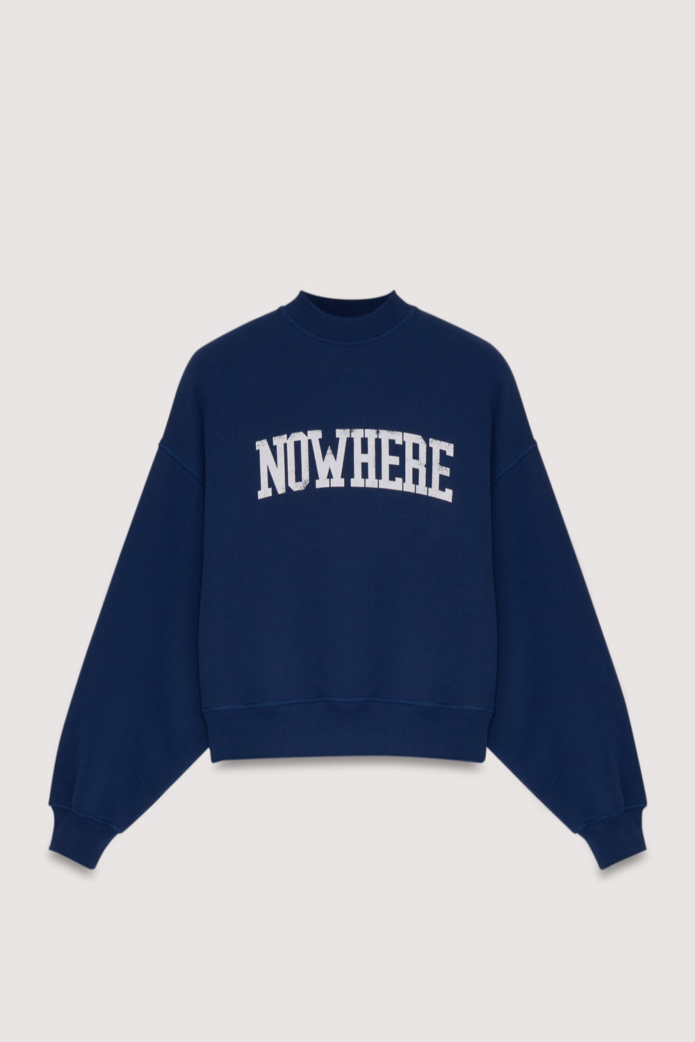 Crop-style sweatshirt with a ribbed high neck and a NOWHERE print detail on the front. Brushed on the inside and outside.