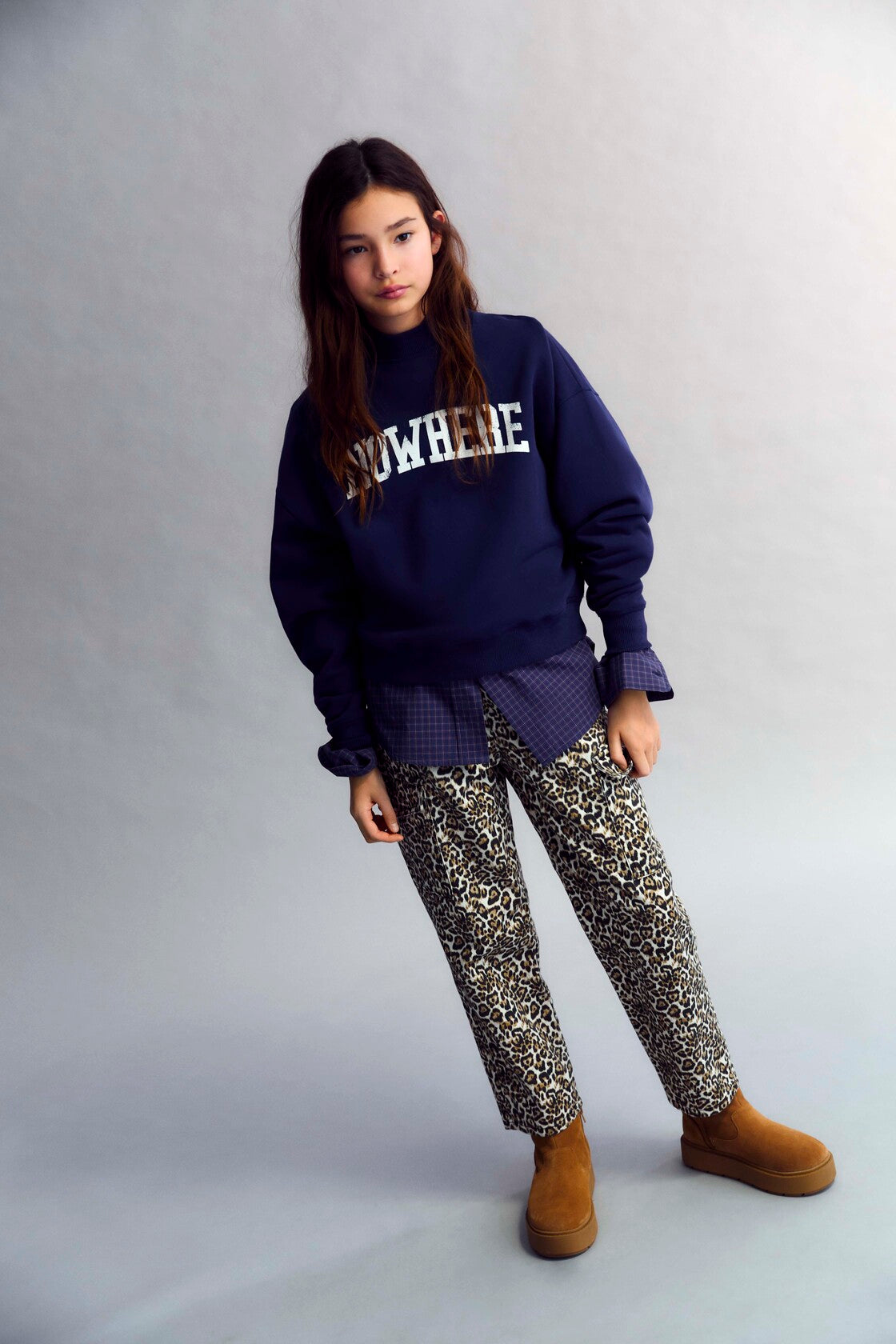 Crop-style sweatshirt with a ribbed high neck and a NOWHERE print detail on the front. Brushed on the inside and outside.