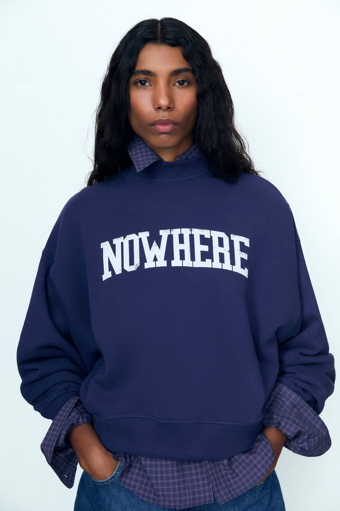 Crop-style sweatshirt with a ribbed high neck and a NOWHERE print detail on the front. Brushed on the inside and outside.