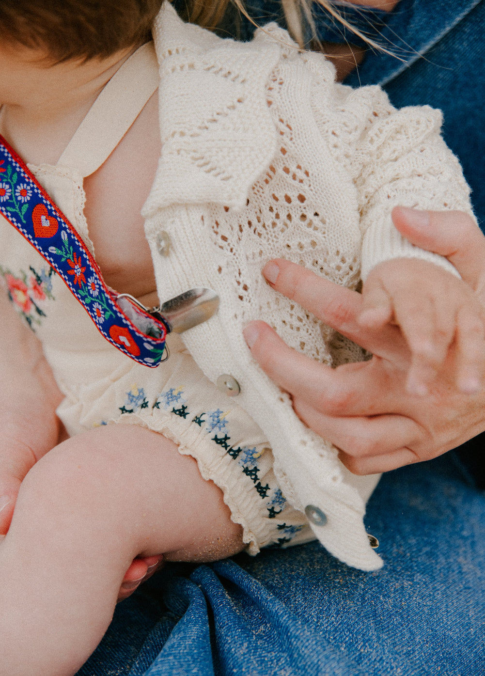 Confeccionado con tela de algodón suave, este pelele presenta finos y delicados detalles bordados en la parte delantera y el dobladillo.