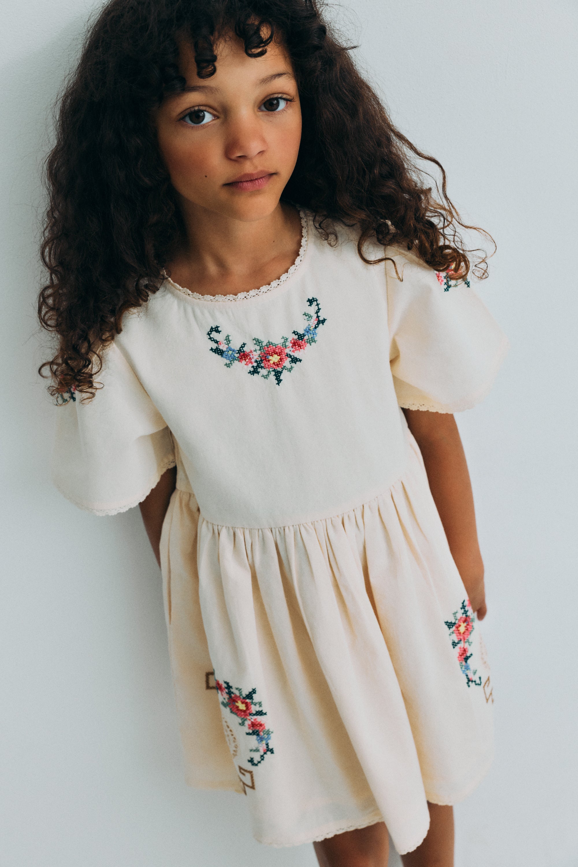 Dress in soft cotton with a gathered waist and short sleeves, creating a comfortable and feminine silhouette.