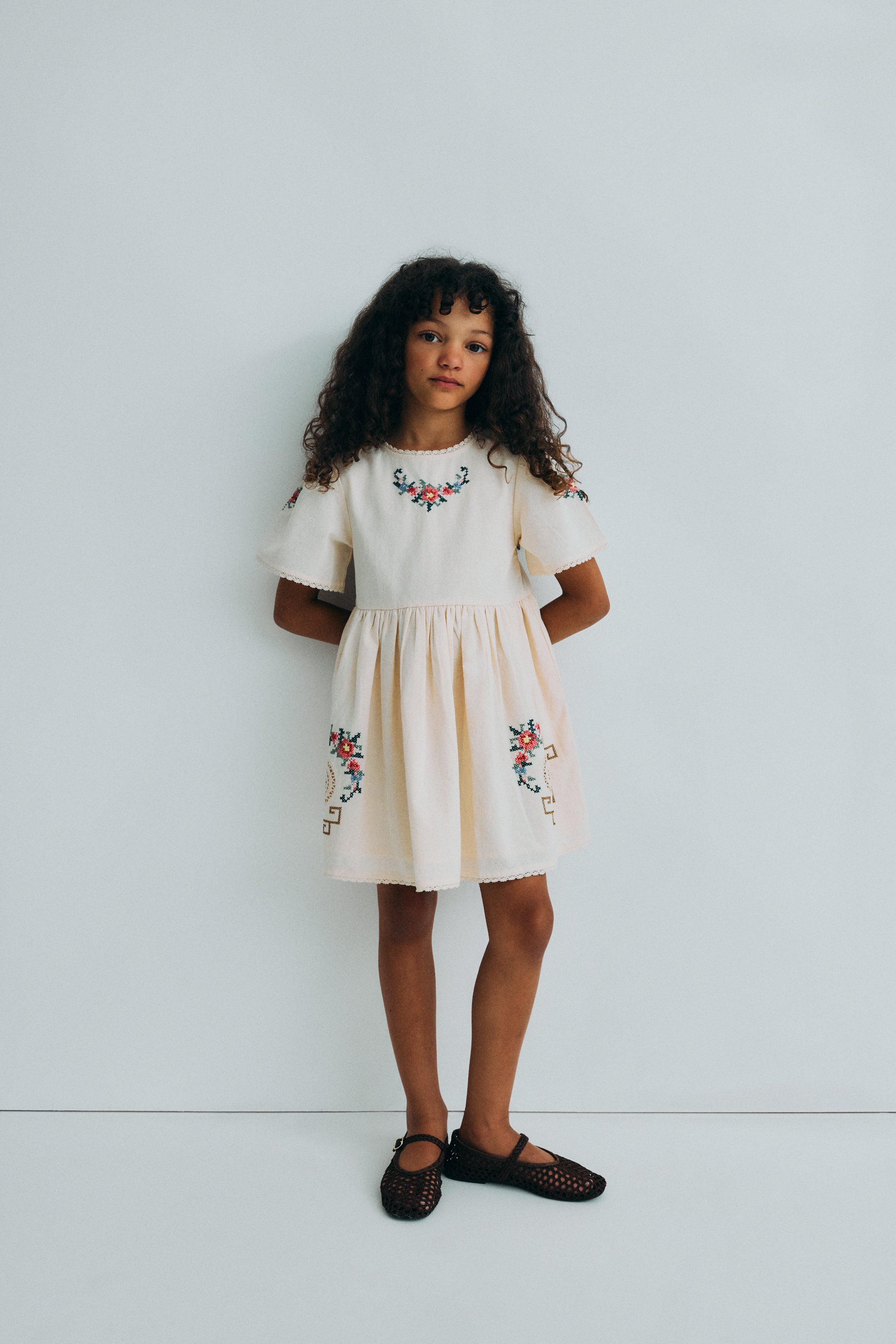 Dress in soft cotton with a gathered waist and short sleeves, creating a comfortable and feminine silhouette.