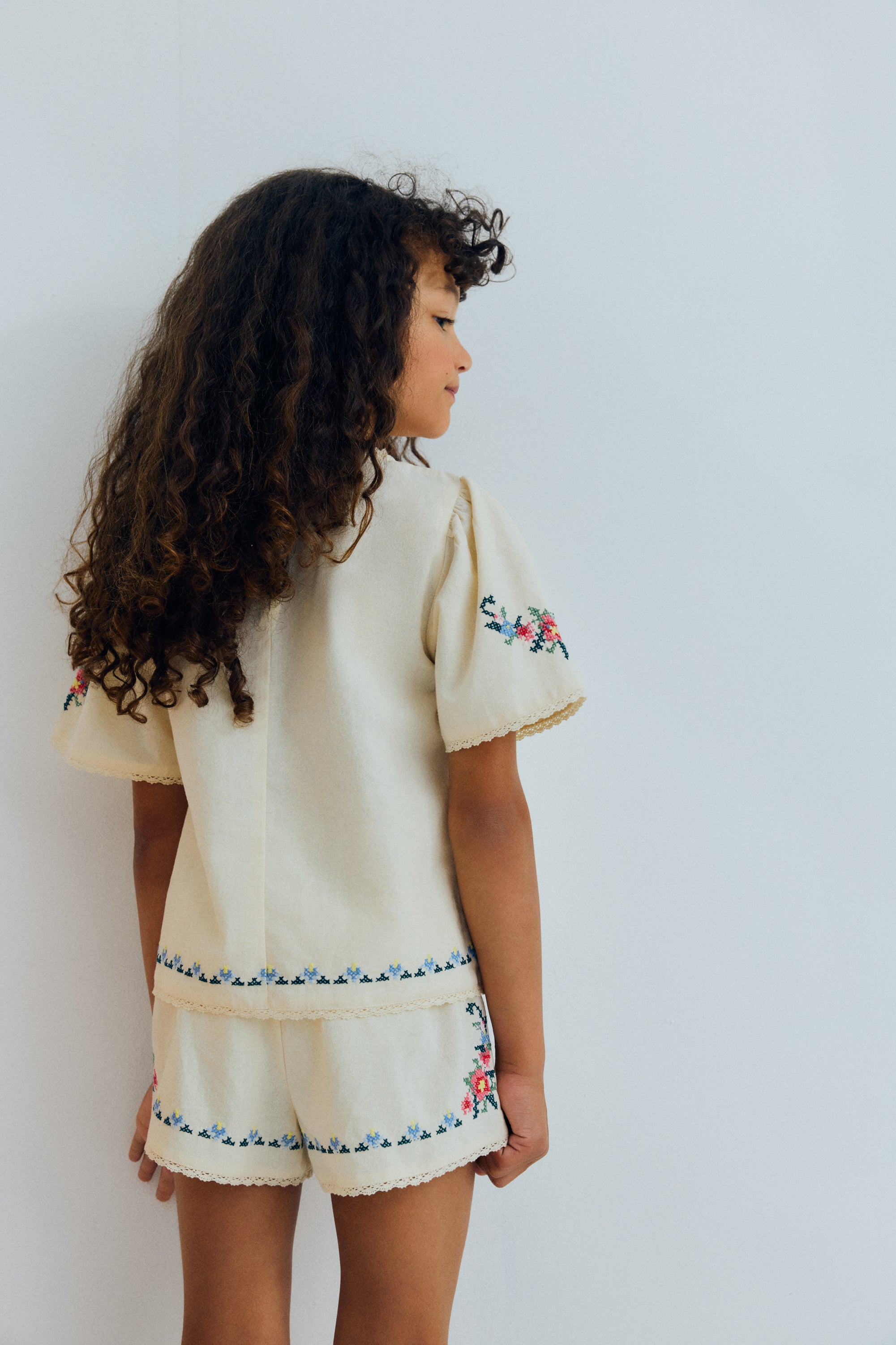 Shorts in soft cotton featuring a comfortable elastic waistband and beautiful embroidered details that add a delicate, handcrafted touch