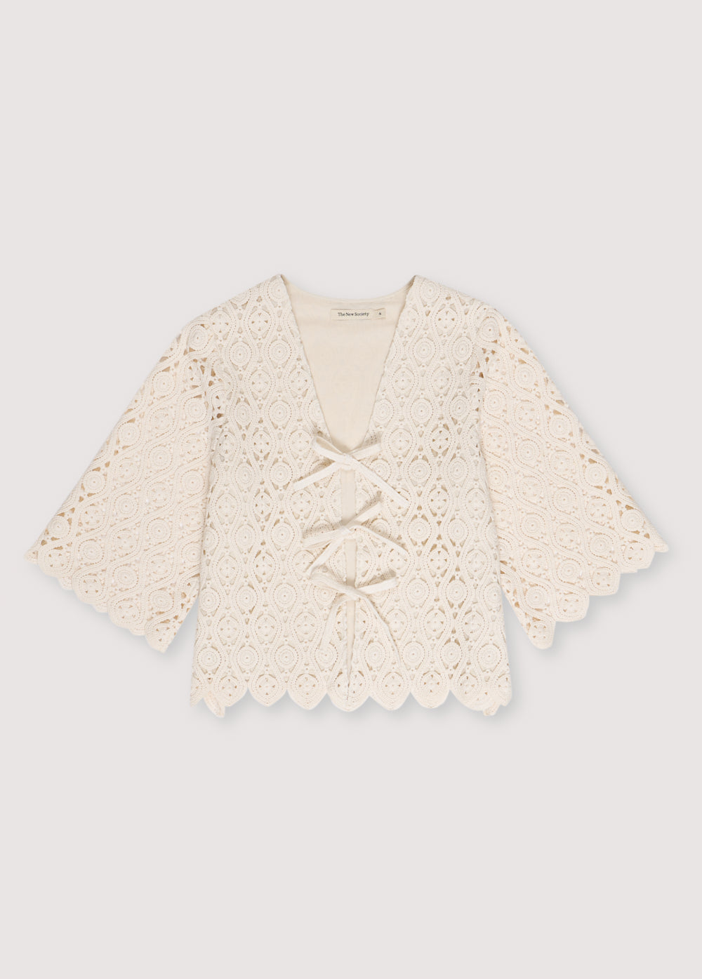 Crochet skirt with inner lining and side slit with invisible zipper. Perfect for creating a coordinated look with the matching top.