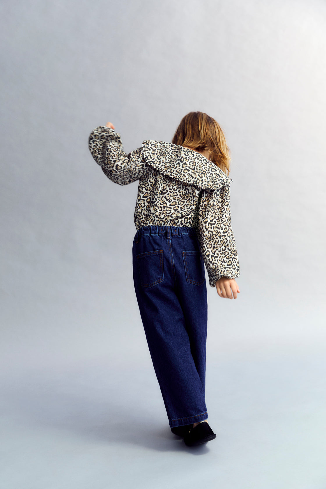 This blouse in soft double gauze fabric features a striking leopard animal print, adding a trendy touch to a classic design. The New Society kids collection.