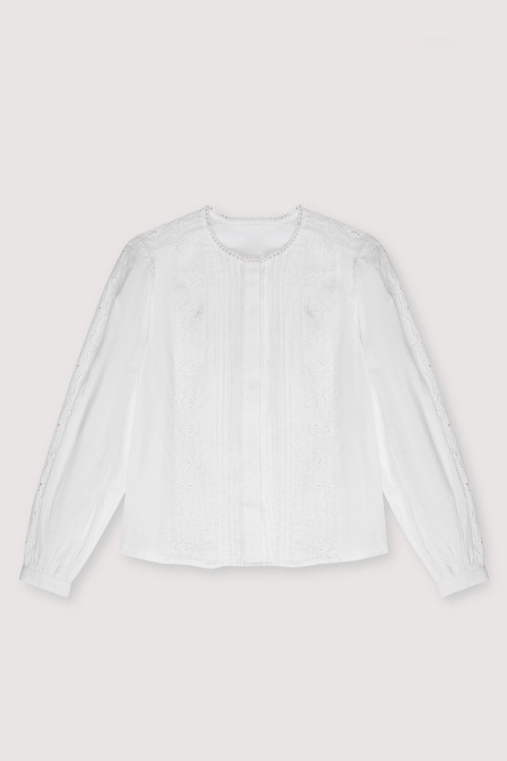 Romantic-style blouse with delicate embroidery details and puffed sleeves. It has a round neckline with lace detail and a tone-on-tone mother-of-pearl button opening.