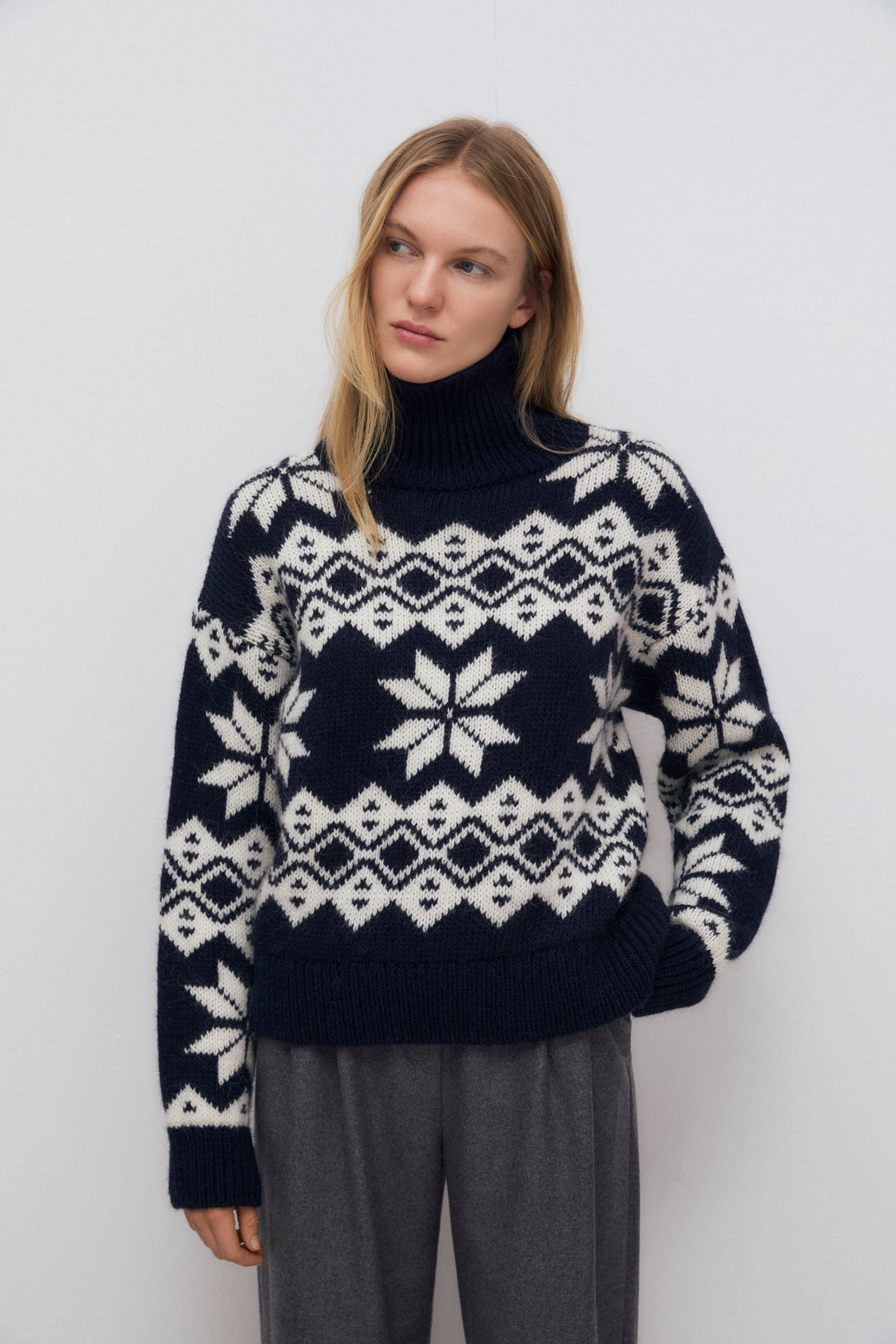 Cropped wide-fit sweater in a luxurious alpaca and wool blend, featuring a high ribbed neck and a beautiful contrasting jacquard pattern.