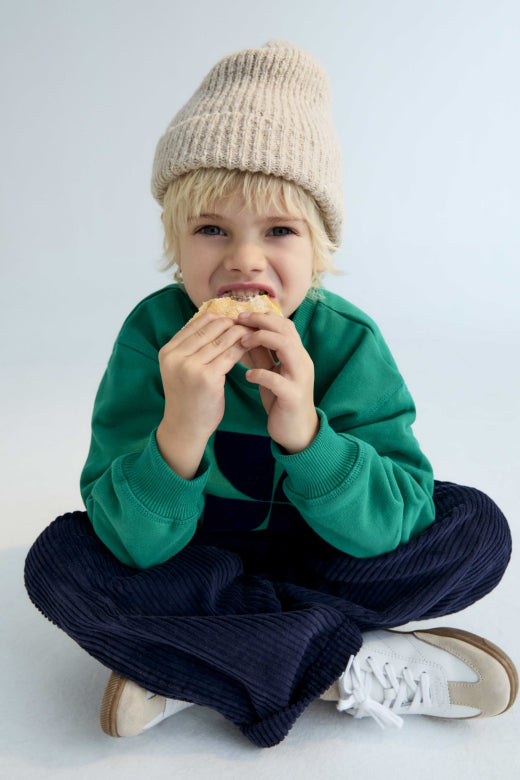 These classic corduroy pants in Infinite Navy feature a straight fit and an adjustable waistband with a tone-on-tone drawstring for a perfect, comfortable fit. Ideal for everyday wear.