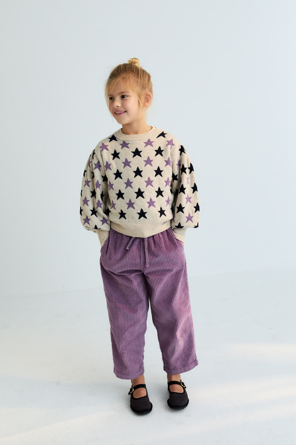 Classic corduroy pants in Grape Bliss, designed with a straight fit for everyday comfort and ease. The adjustable waistband with a tone-on-tone drawstring offers a flexible fit without compromising on style