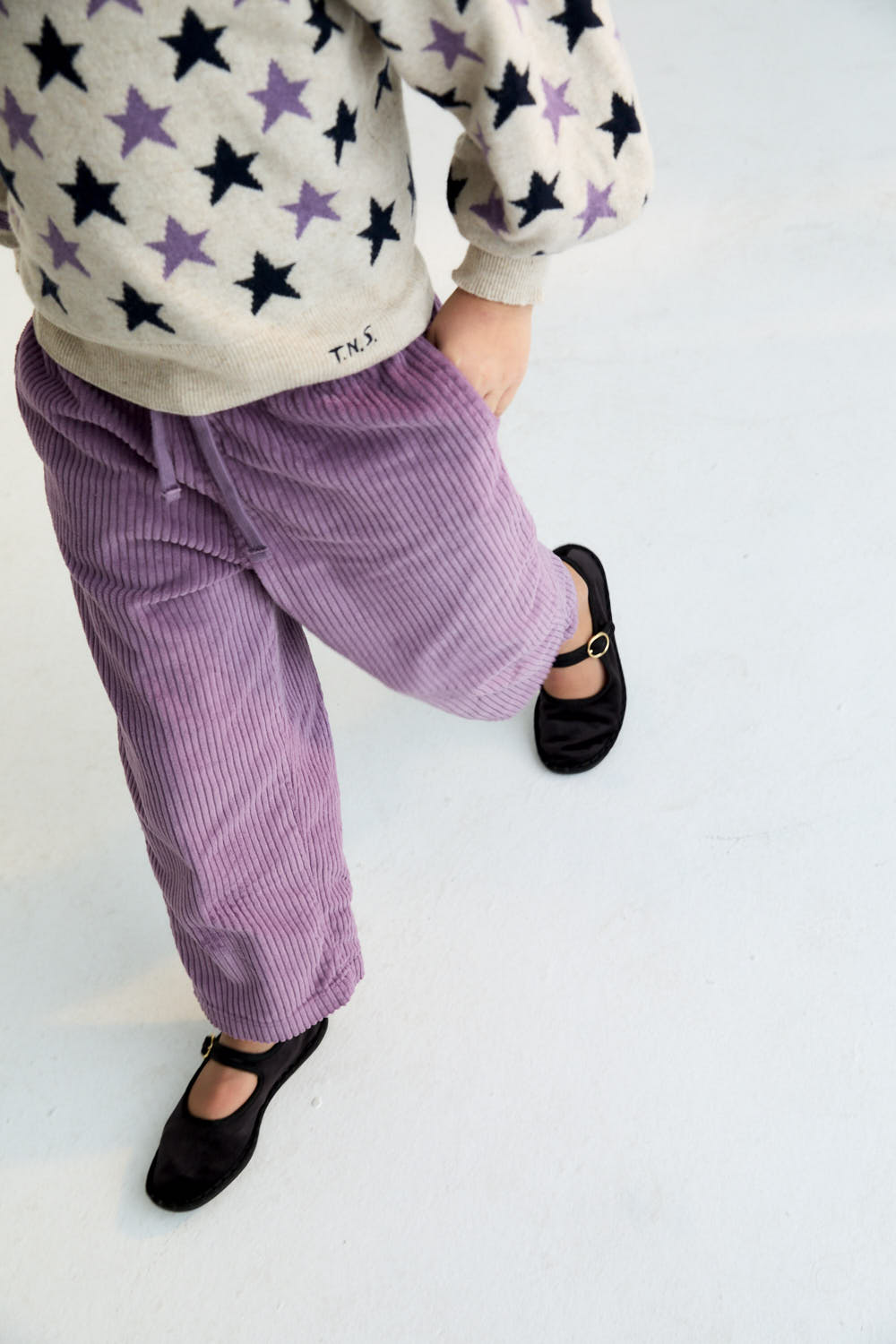 Classic corduroy pants in Grape Bliss, designed with a straight fit for everyday comfort and ease. The adjustable waistband with a tone-on-tone drawstring offers a flexible fit without compromising on style