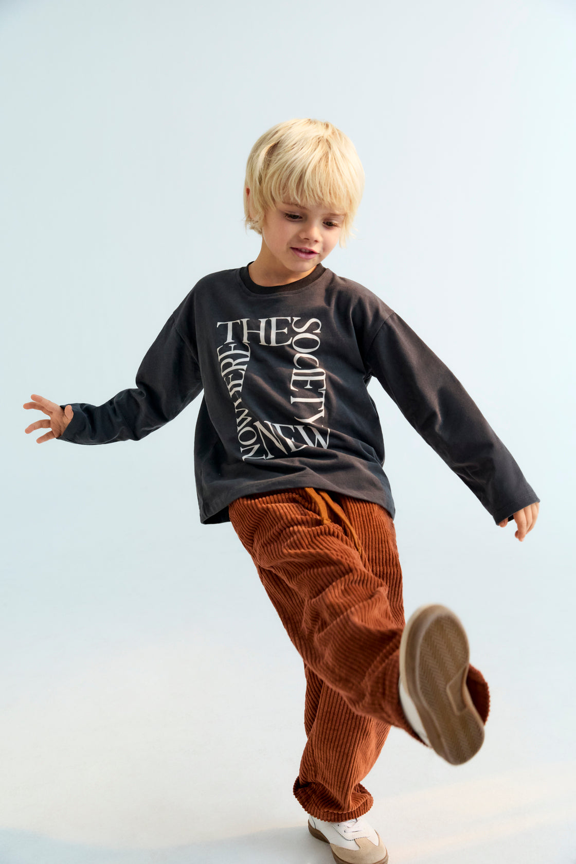 Long-sleeve t-shirt with a contrasting print on the front and brushed inside and outside.