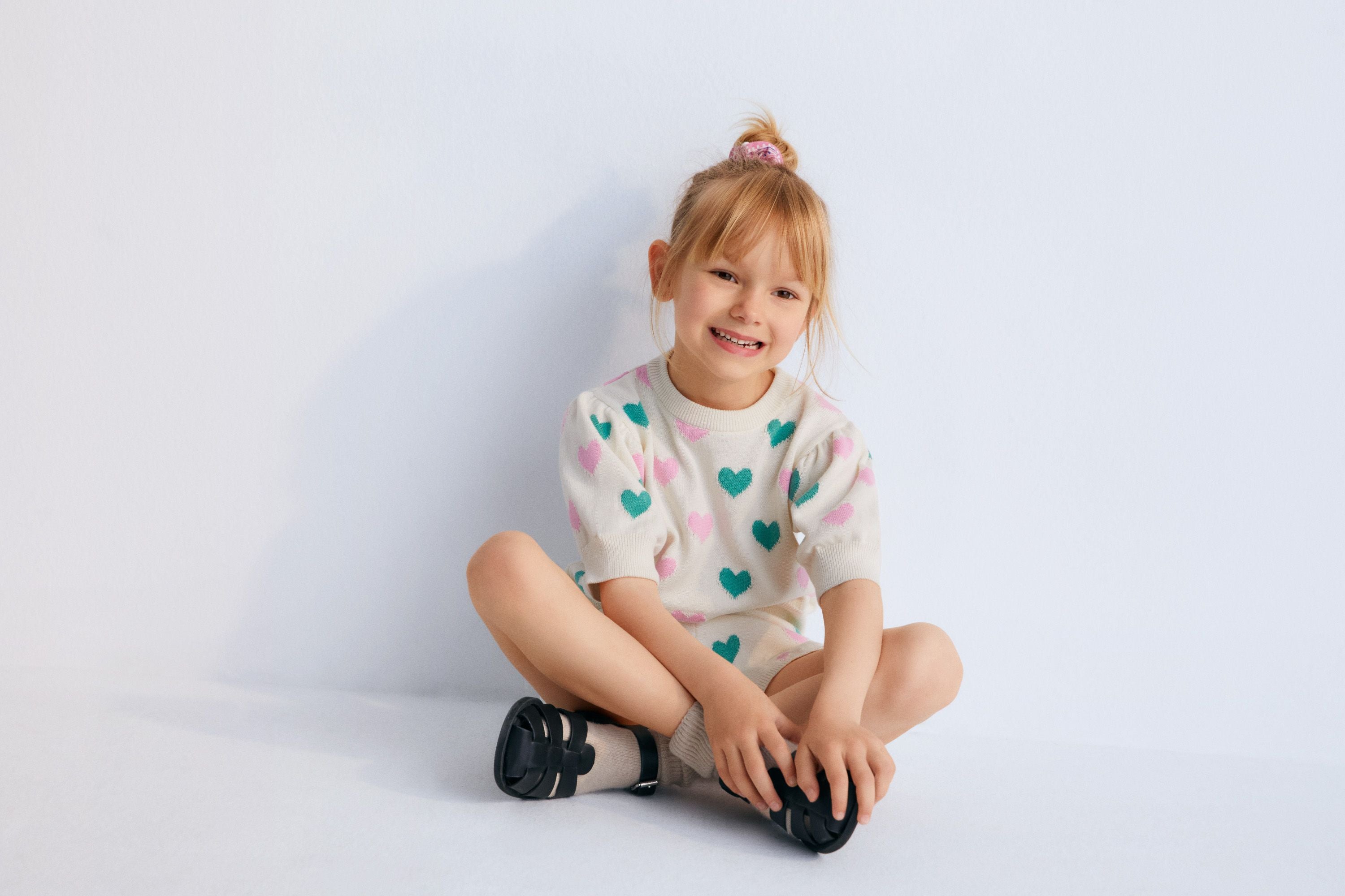 Knit shorts with a playful two-color heart intarsia pattern and ribbed elastic waistband. It has a matching top to create a perfect summer look. Spring Summer Collection. The New Society.