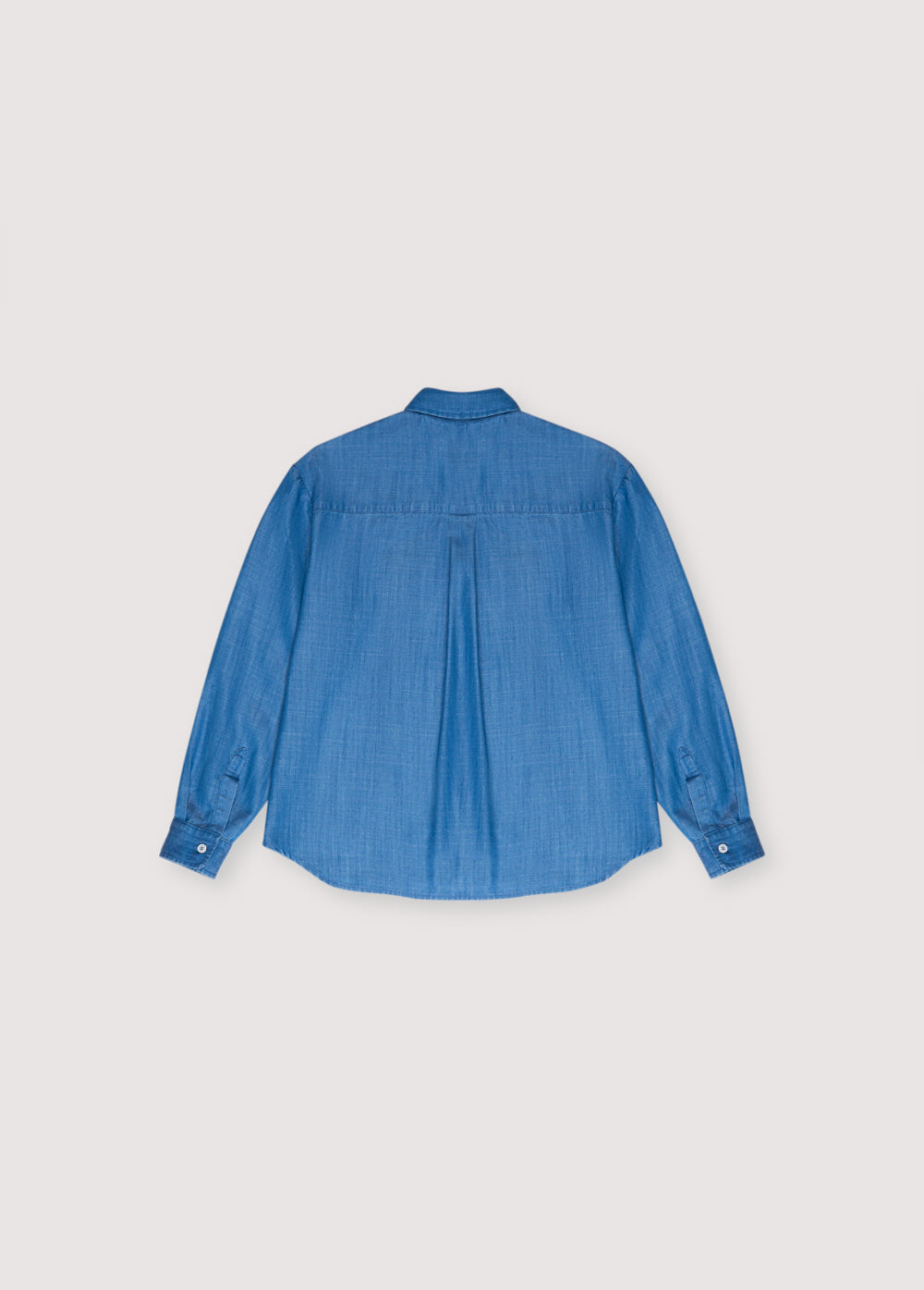 Ophelia Teen Shirt in 100% tencel. Wide long-sleeve shirt with a shirt collar, two front pockets, and a central button closure. Spring Summer Collection. The New Society.