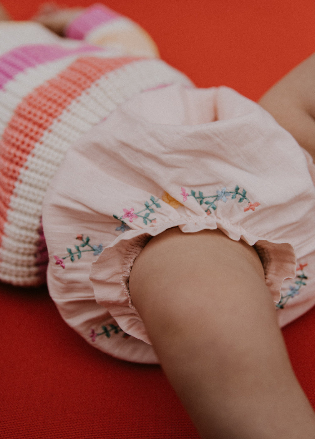 Suave y delicada, esta braguita para bebé 100% algodón, fabricada en Portugal, está diseñada para ofrecer comodidad y estilo. Presenta coloridos detalles bordados que añaden un toque encantador y artesanal.