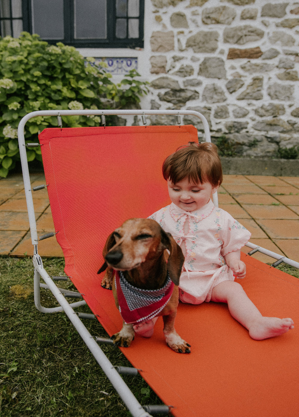 Delicada y suave, esta blusa para bebé 100% algodón, fabricada en Portugal, combina comodidad y estilo encantador.