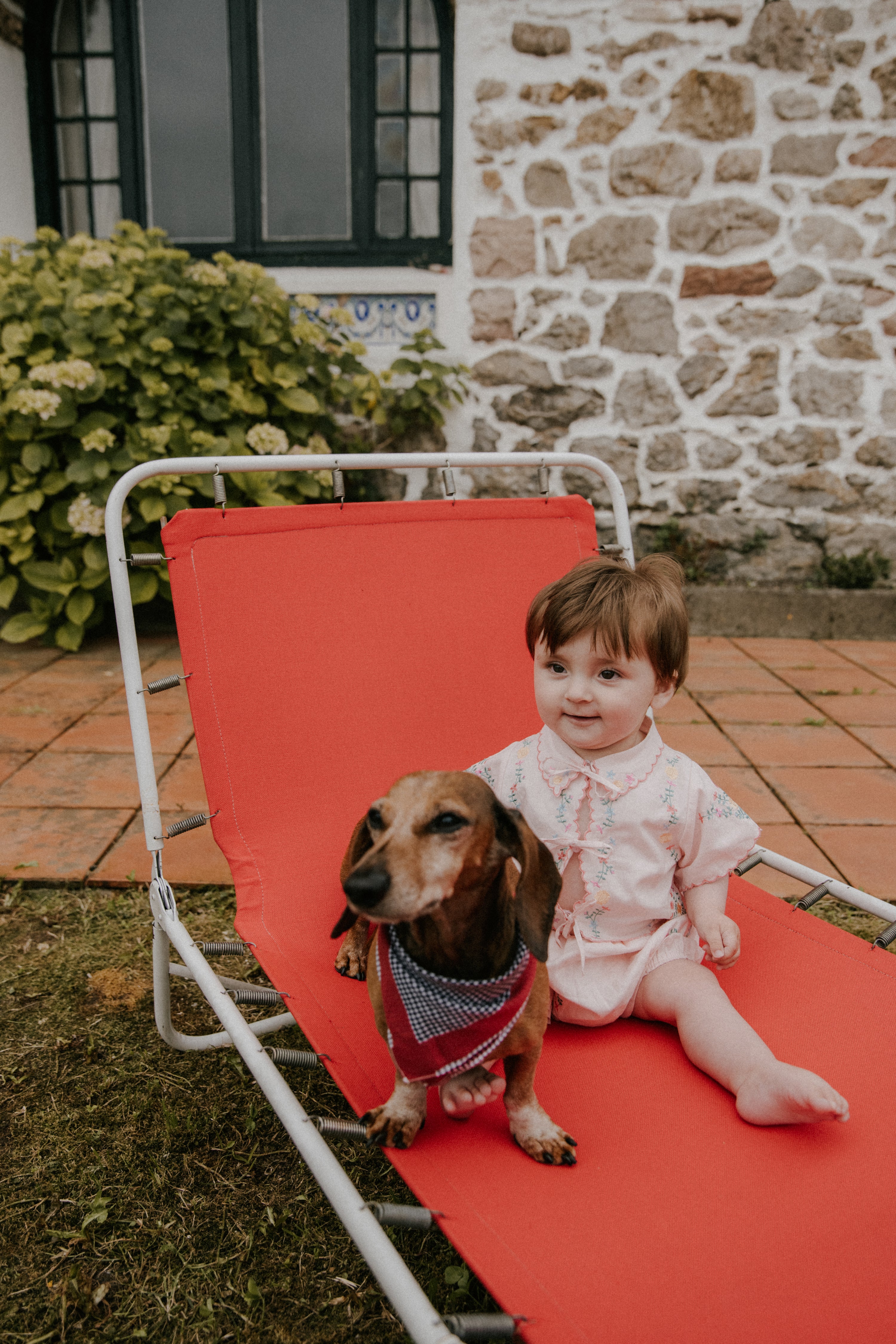 Delicada y suave, esta blusa para bebé 100% algodón, fabricada en Portugal, combina comodidad y estilo encantador.