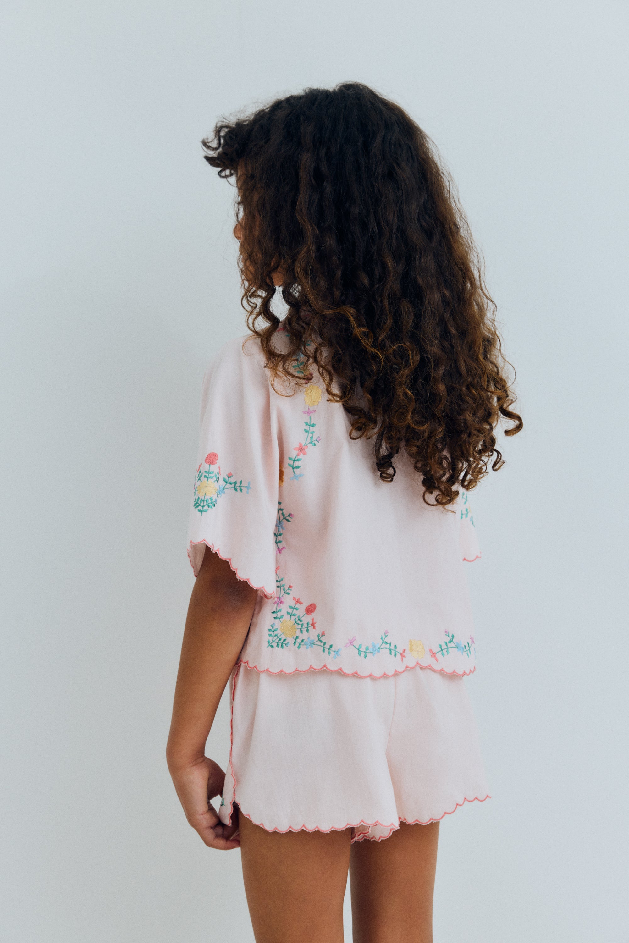 Découvrez le mélange parfait de confort et de style avec cette blouse 100 % coton, fabriquée à la main en Inde.