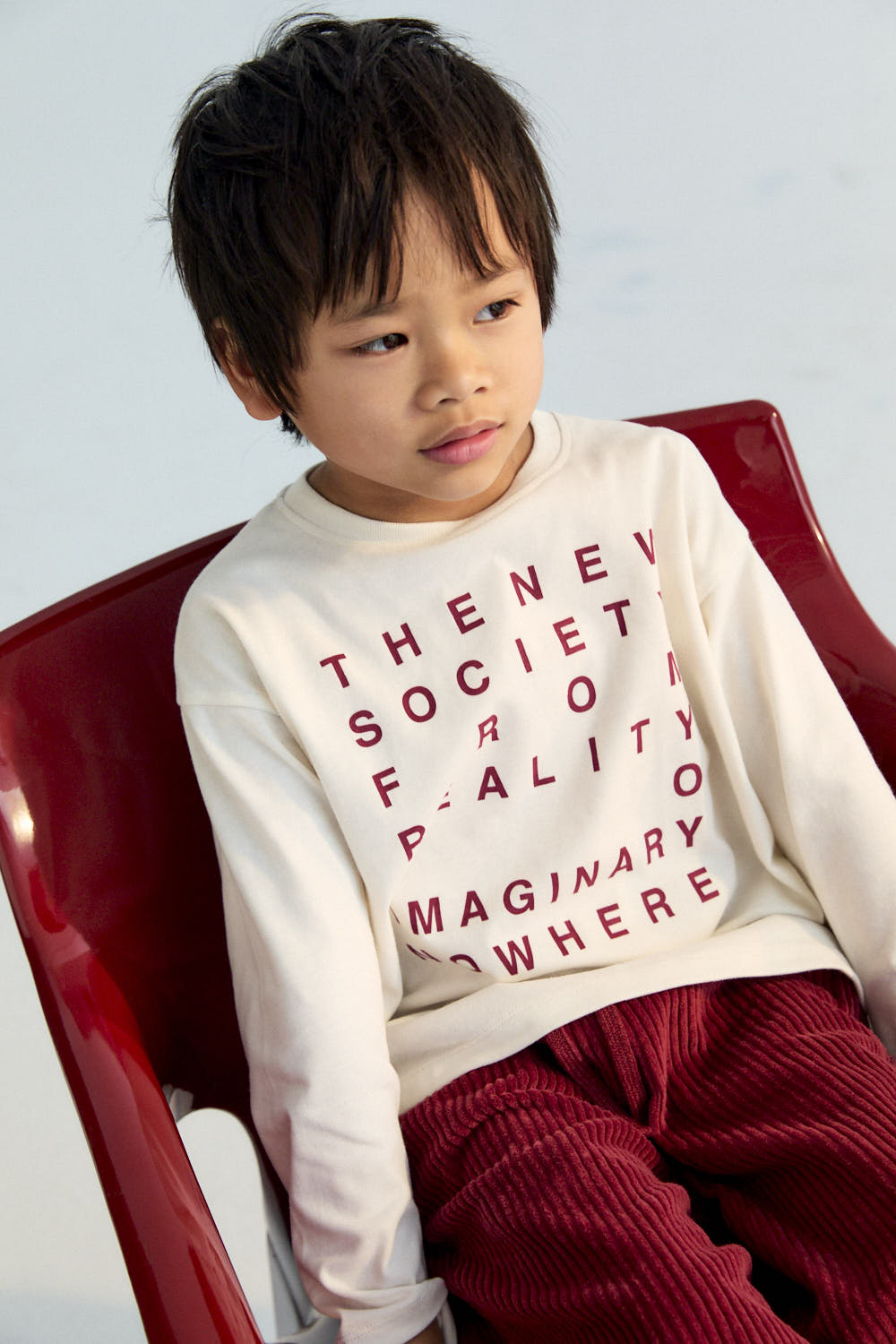 A comfortable long-sleeve t-shirt featuring a contrasting print on the front. Brushed on both the inside and outside for extra softness, making it perfect for cozy everyday wear.