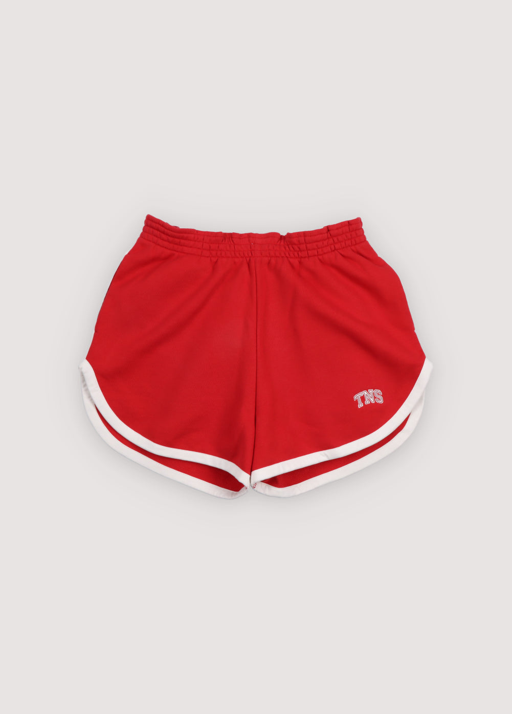 Short en molleton de coton caractérisé par des rayures contrastées sur les côtés et à l'ourlet, une broderie de marque sur l'ourlet, des poches latérales et une taille réglable avec cordon de serrage.