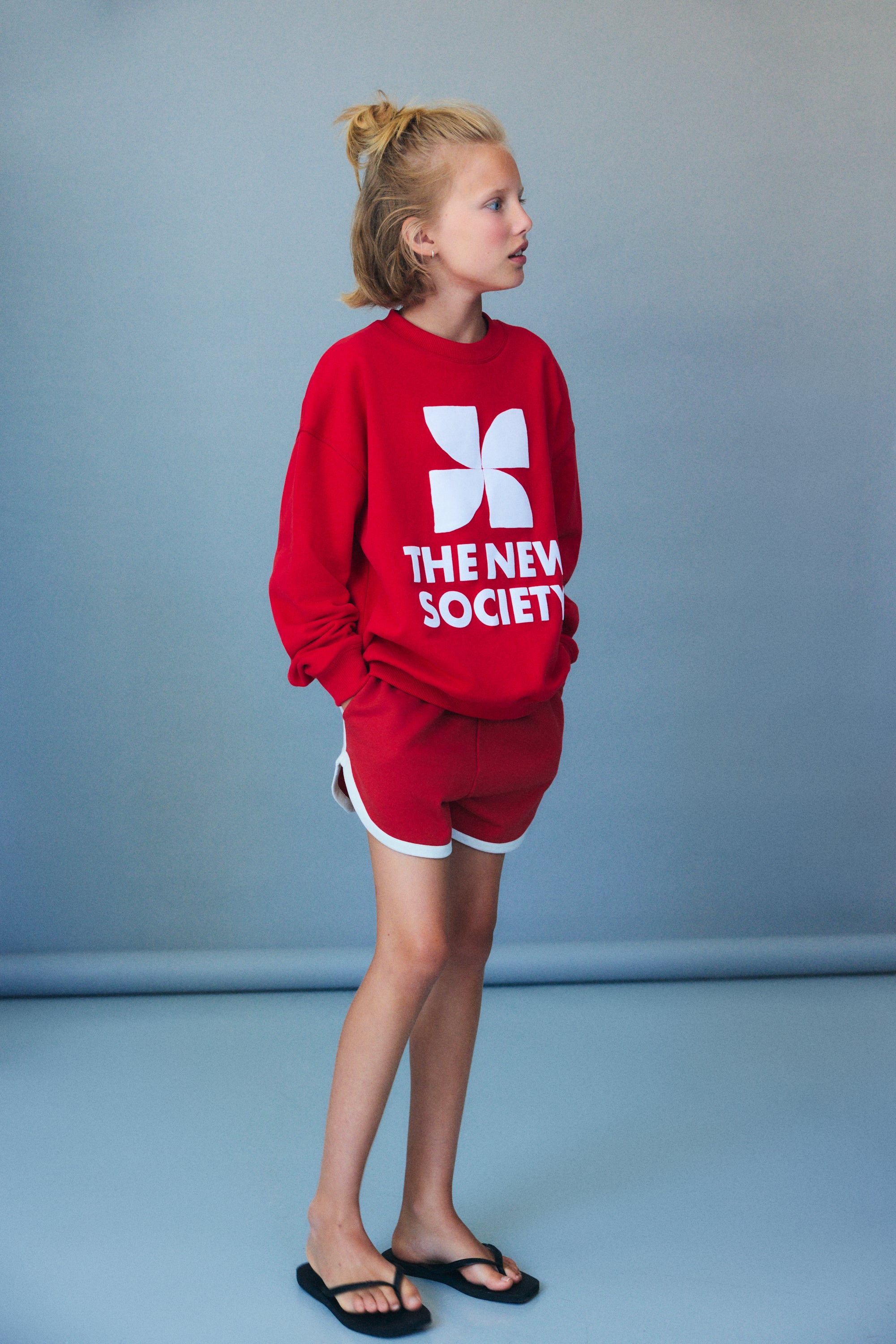 Short en molleton de coton caractérisé par des rayures contrastées sur les côtés et à l'ourlet, une broderie de marque sur l'ourlet, des poches latérales et une taille réglable avec cordon de serrage.