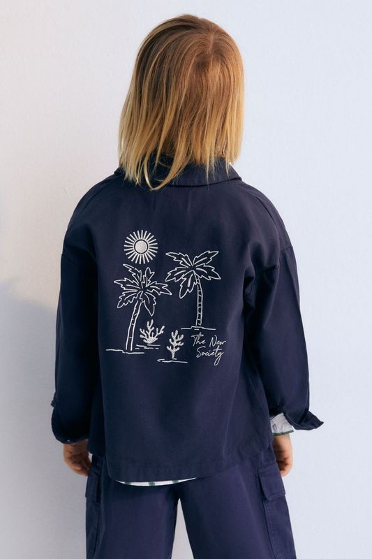 Rodas Overshirt in 100% cotton canvas fabric in navy color with collection embroidery on the back. Spring Summer Collection. The New Society.