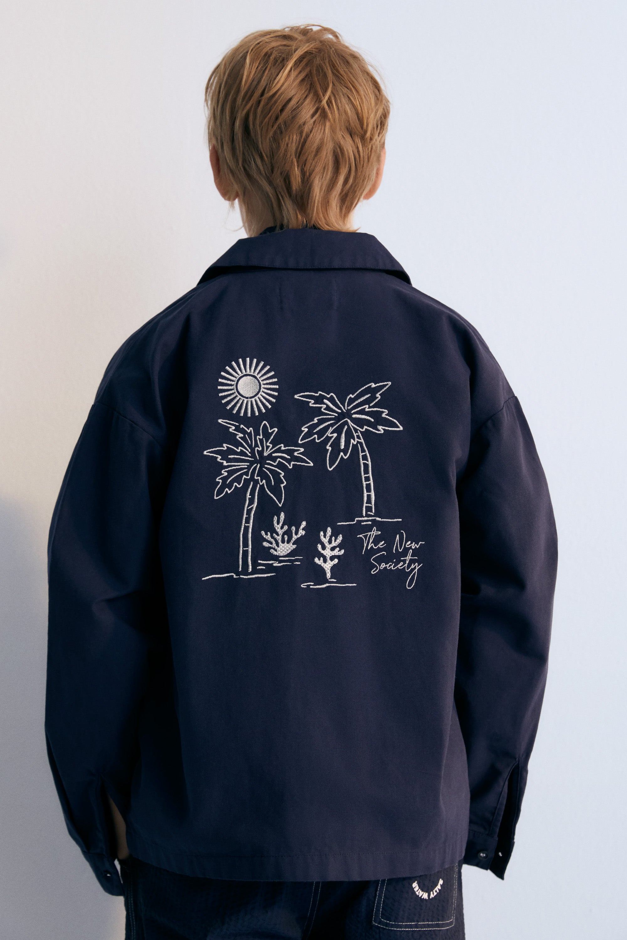 Rodas Overshirt in 100% cotton canvas fabric in navy color with collection embroidery on the back. Spring Summer Collection. The New Society.