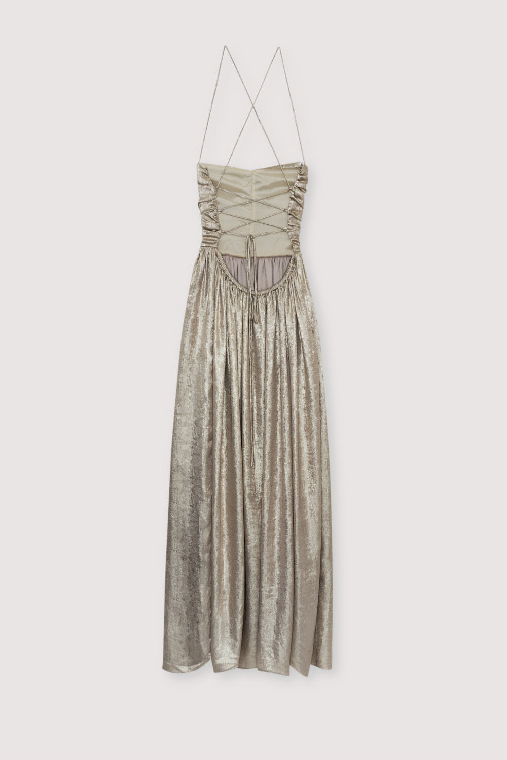 Robe confectionnée dans un luxueux tissu doré, dotée d'une taille froncée et d'un corsage drapé.