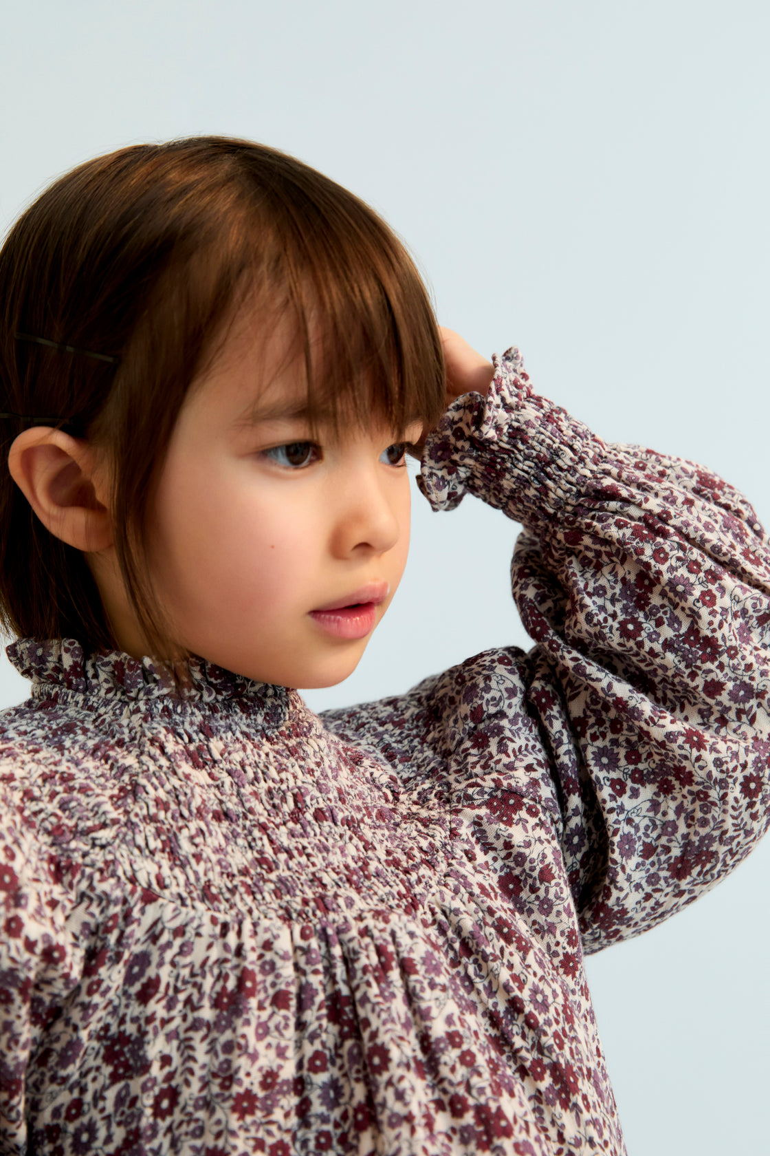 Double gauze blouse with a beautiful floral print, featuring elastic detail at the neckline and a small ruffle trim. Perfect for creating a total look with the matching skirt.