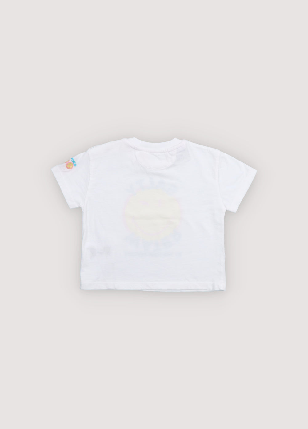Short-sleeved SMILEY WORLD t-shirt with snaps in tone on shoulder with a colorful print on the front and a patch in matching colors on the sleeve. Spring Summer Collection. The New Society.