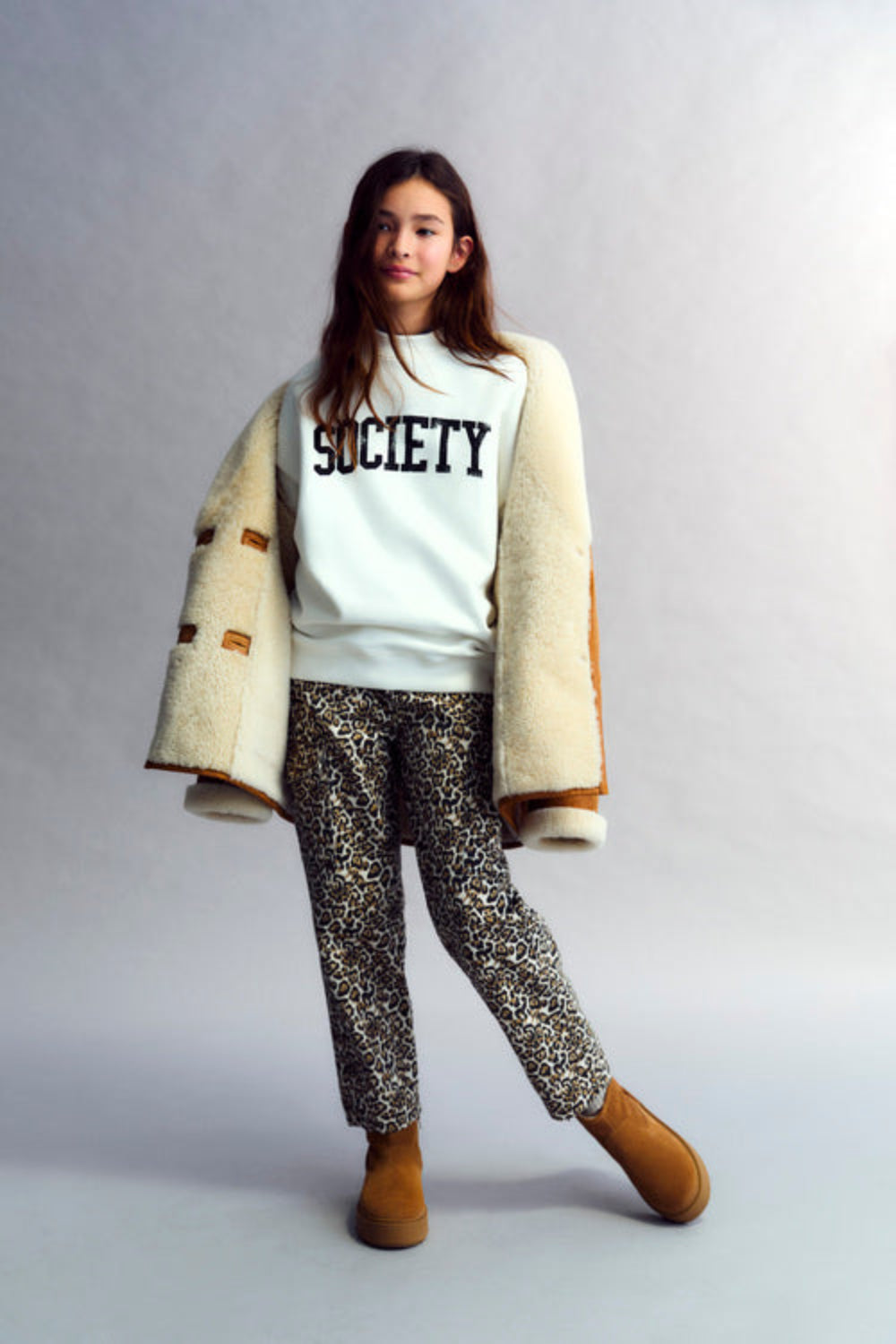 Oversized sweatshirt with a contrasting SOCIETY print on the front. Brushed on the inside and outside.