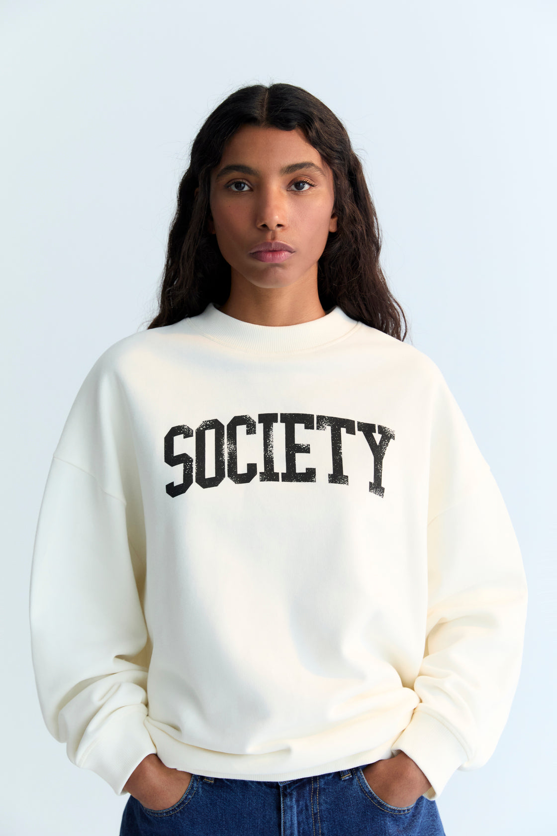 Oversized sweatshirt with a contrasting SOCIETY print on the front. Brushed on the inside and outside.